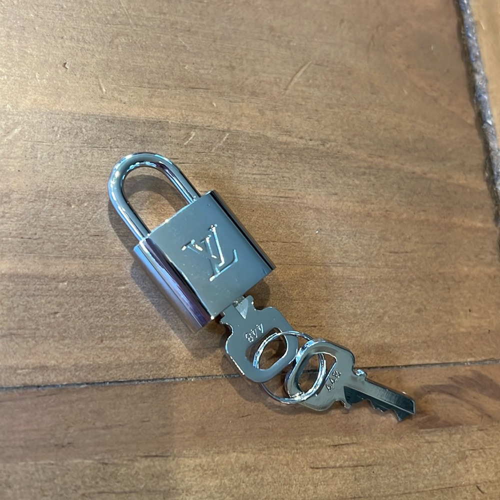 Rare 🩶 Authentic Louis Vuitton Silver Lock & Keys